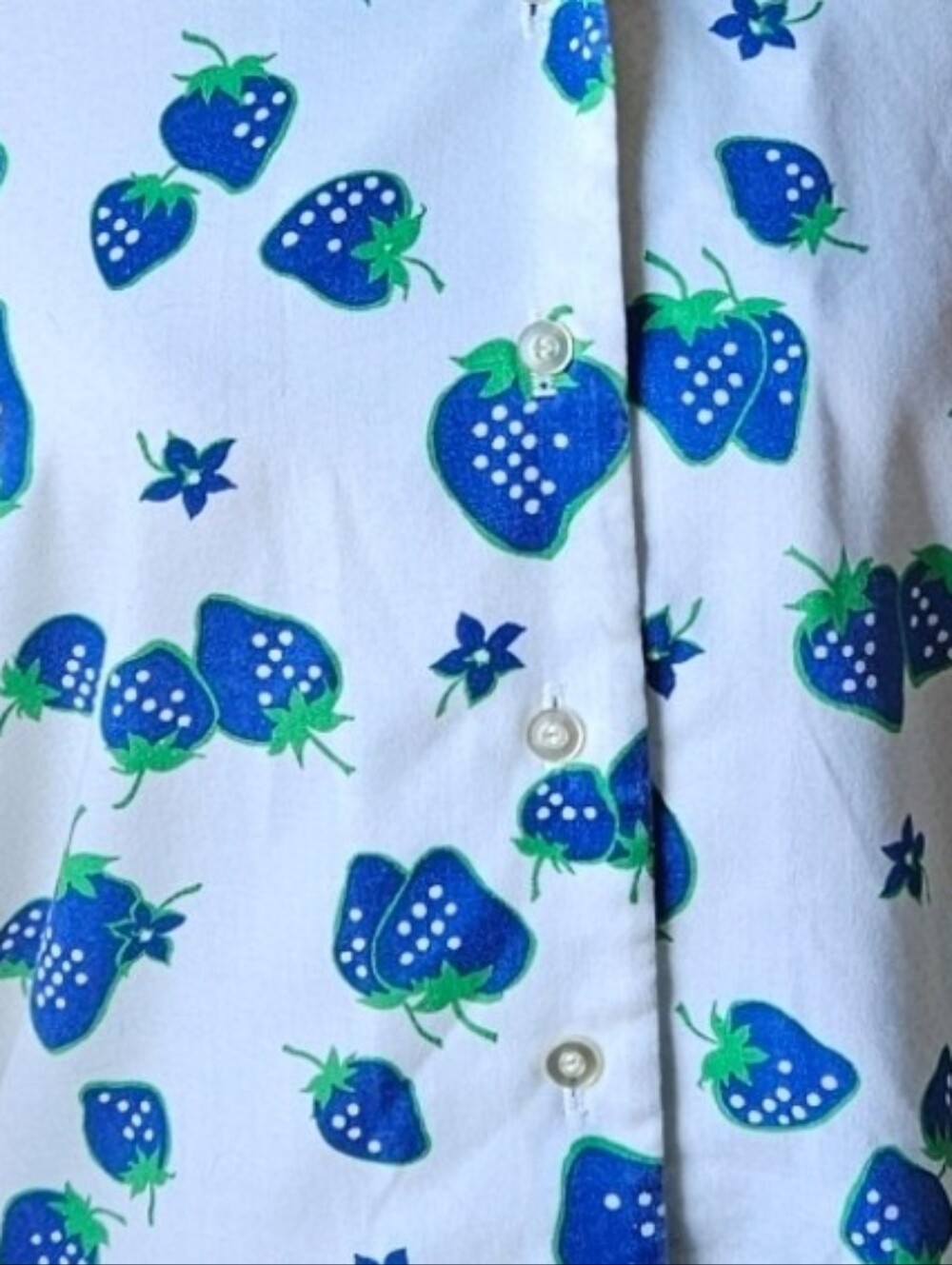 Vintage Sears white blue strawberry and flowers novelty motif accented with brig - Picture 4 of 7